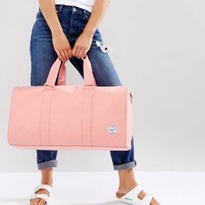 HERSCHEL Ravine Duffle Bag in Strawberry Ice